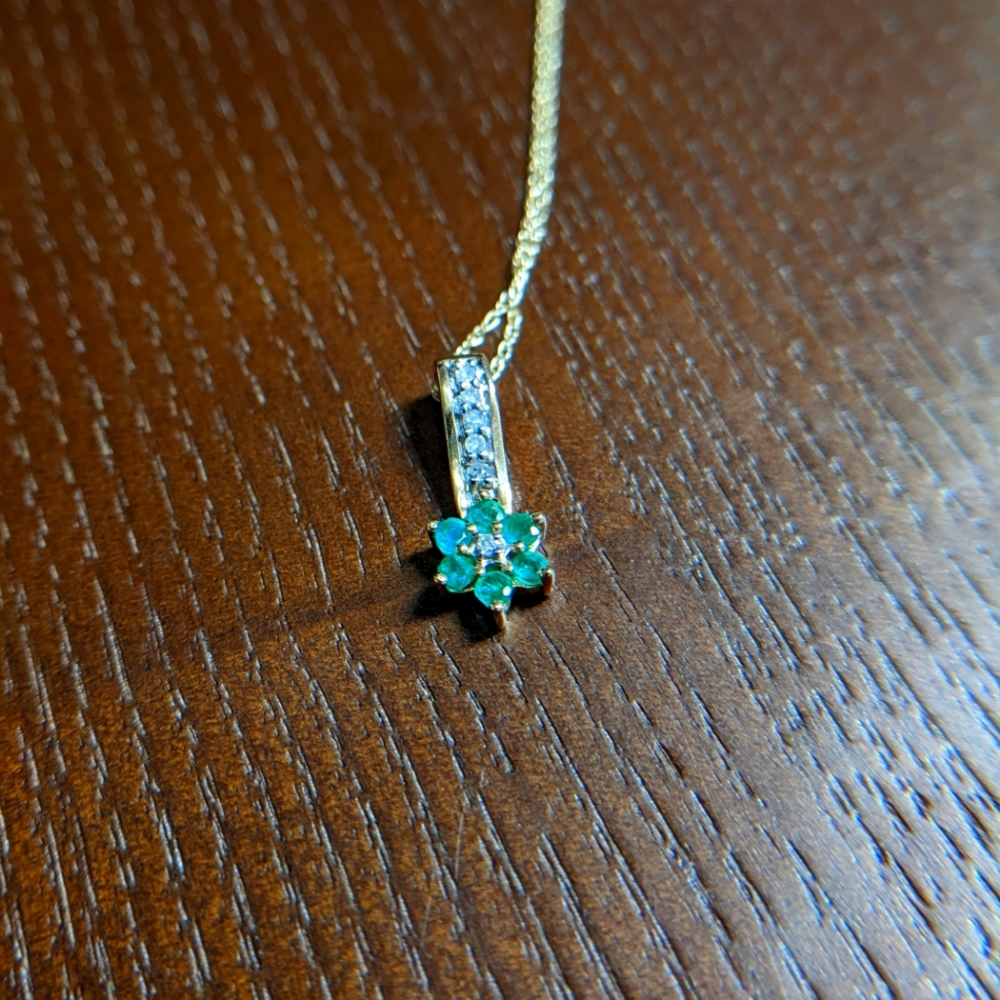 NWT 14 KT Gold Diamond Emerald Flower Pendant Necklace